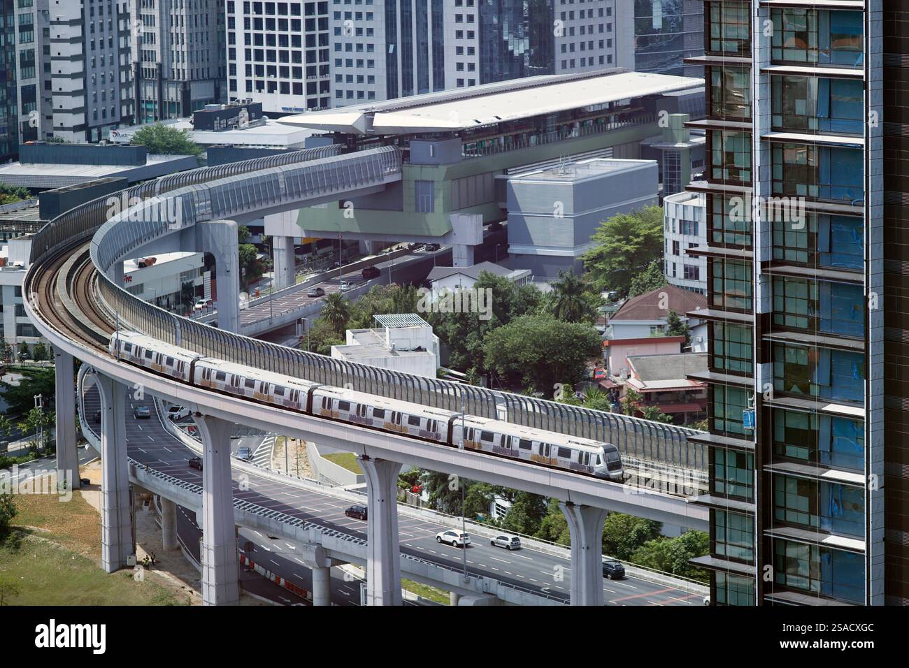 Edifici, metropolitana e strada panoramica. Trasporto. Kuala Lumpur, Malesia, Asia. Foto Stock