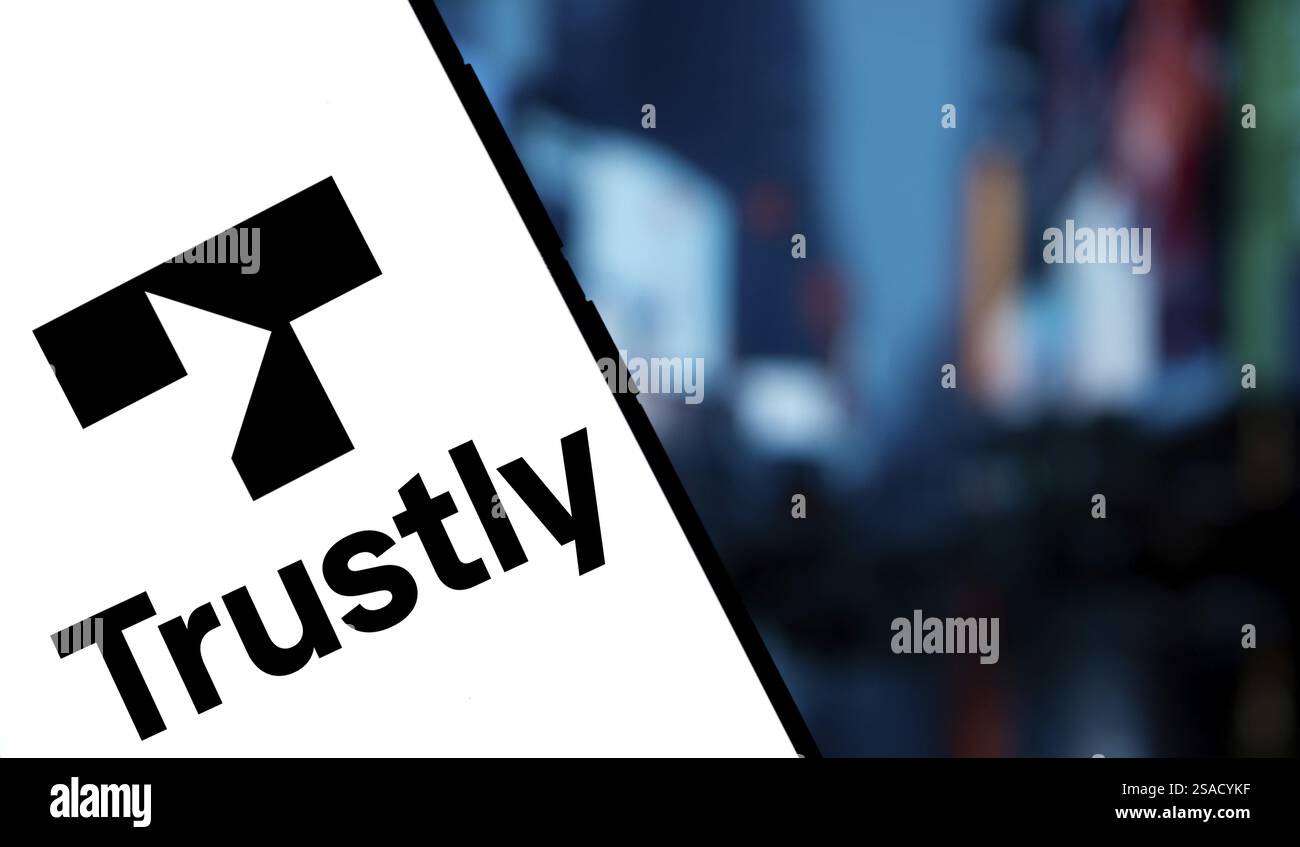 Sullo smartphone viene visualizzato il logo Trustly. Trustly AB è un'azienda fintech svedese Foto Stock