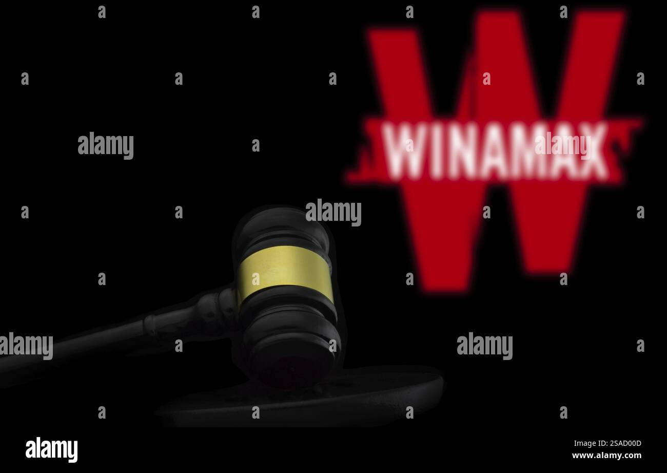 Martelletto di fronte al logo Winamax. Winamax è una società di gioco d'azzardo francese Foto Stock