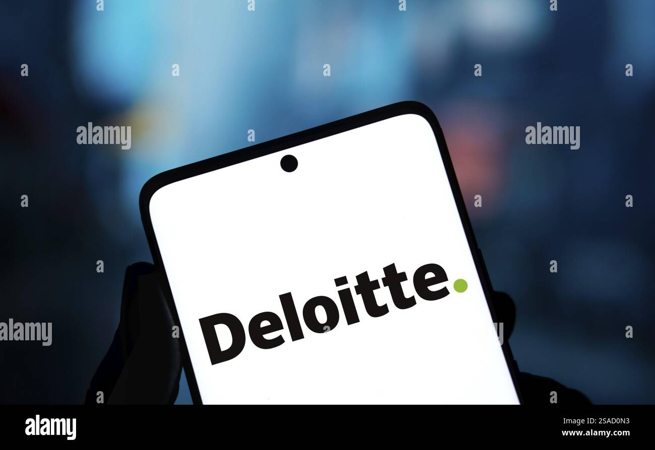 Il logo Deloitte è visualizzato sullo smartphone. Deloitte è una società multinazionale di servizi professionali Foto Stock