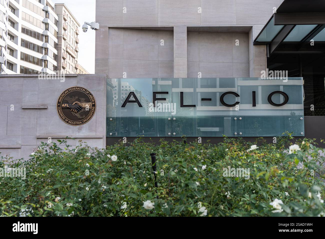 Washington DC – 27 ottobre 2024: Una vista esterna dell'edificio della sede dell'unione AFL-CIO e del cartello di ingresso e emblema. Foto Stock