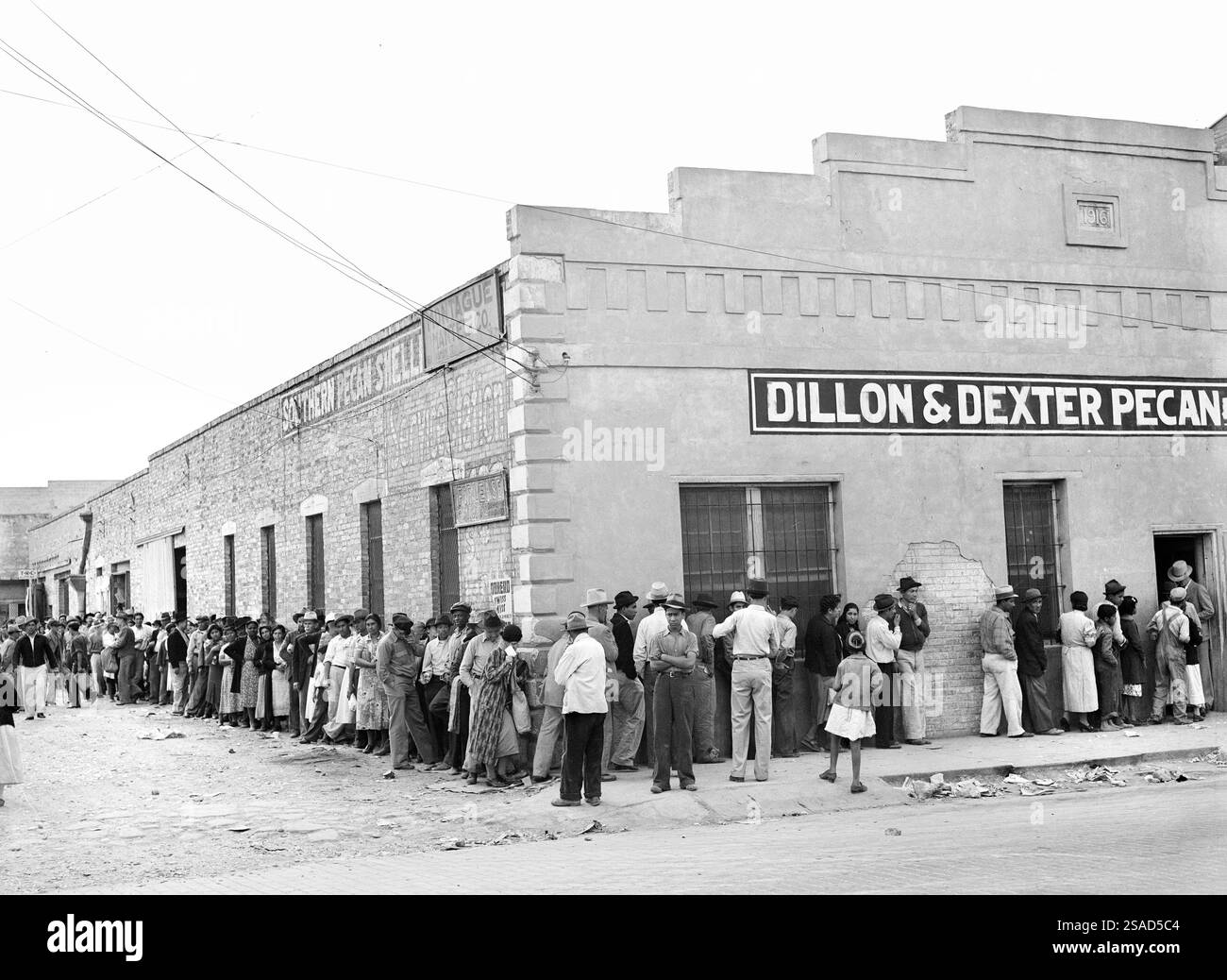 Food Relief Line, sezione messicana, San Antonio, Texas, USA, Russell Lee, U.S. Farm Security Administration, marzo 1939 Foto Stock