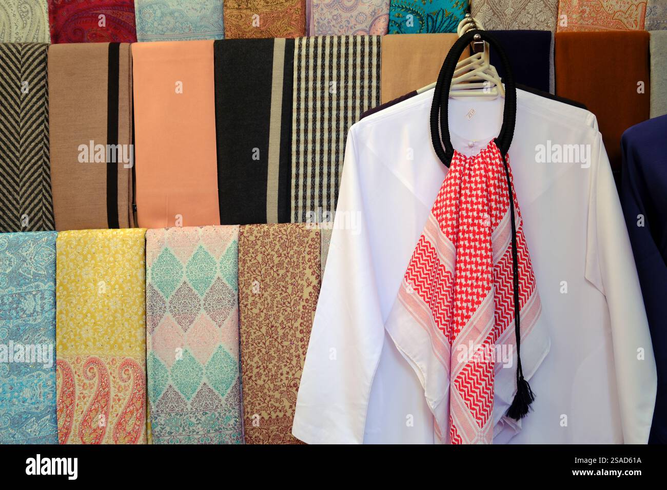 Kufiya - tradizionale copricapo arabo maschile in un negozio di abbigliamento orientale. Materiale in tessuto di diversi colori in vendita. Dubai, Emirati Arabi Uniti, Emirati Arabi Uniti Foto Stock