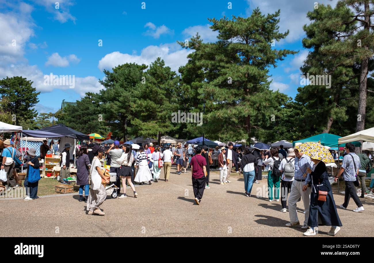 Mercato delle pulci di antiquariato di Heian nel Parco Okazaki a Kyoto in Giappone Foto Stock