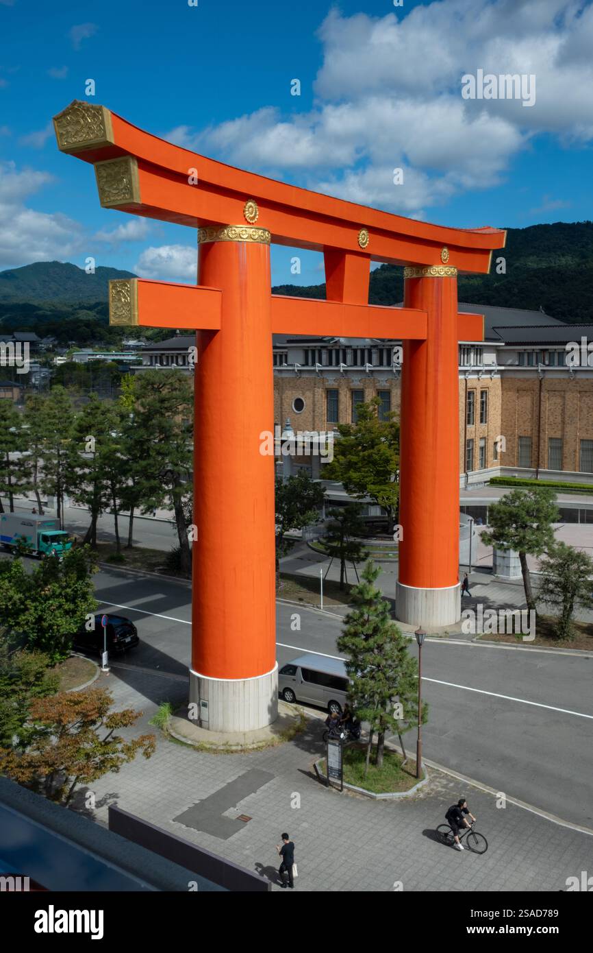 Santuario Heian-Jingu Grand Torii a Kyoto in Giappone Foto Stock