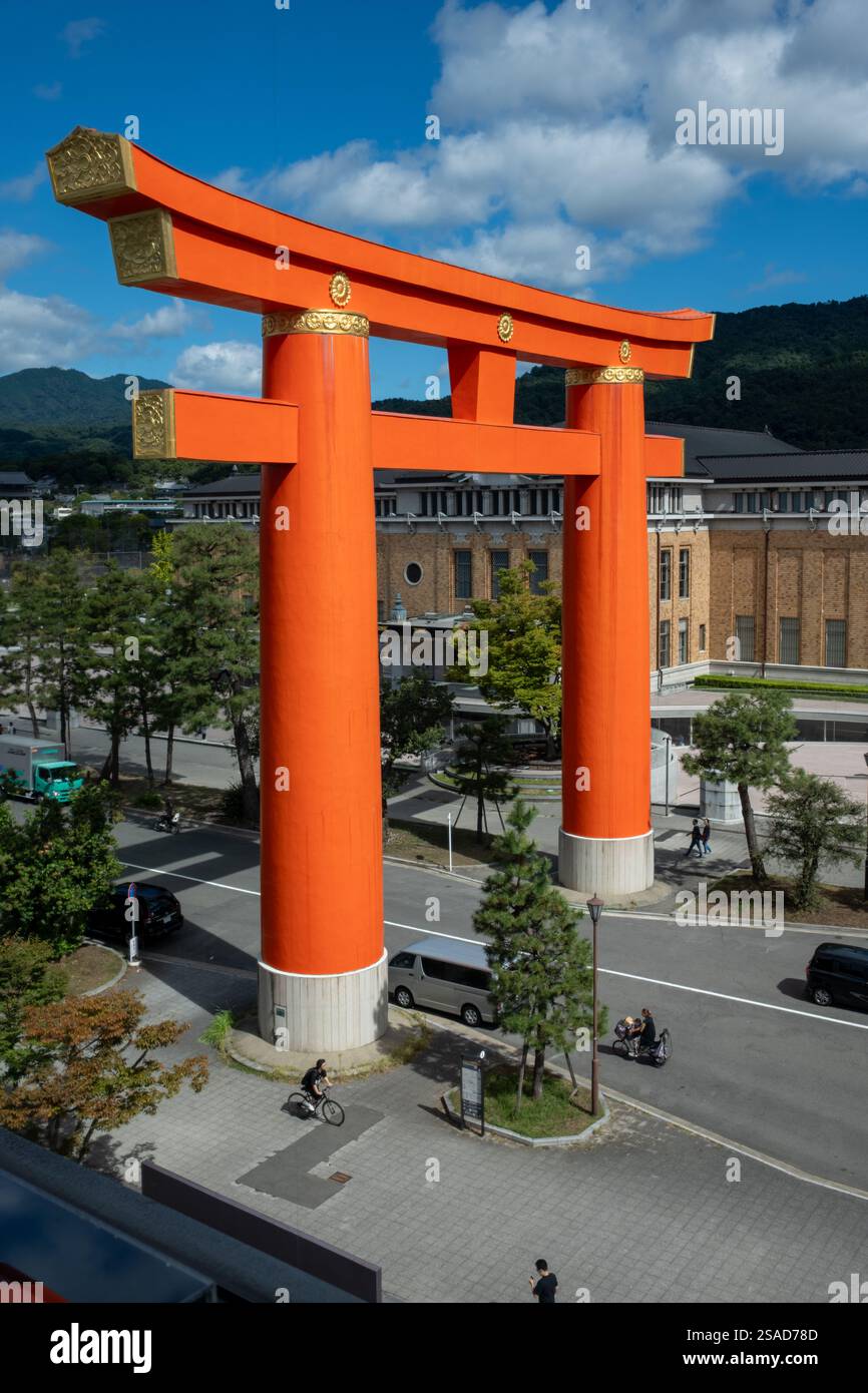 Santuario Heian-Jingu Grand Torii a Kyoto in Giappone Foto Stock