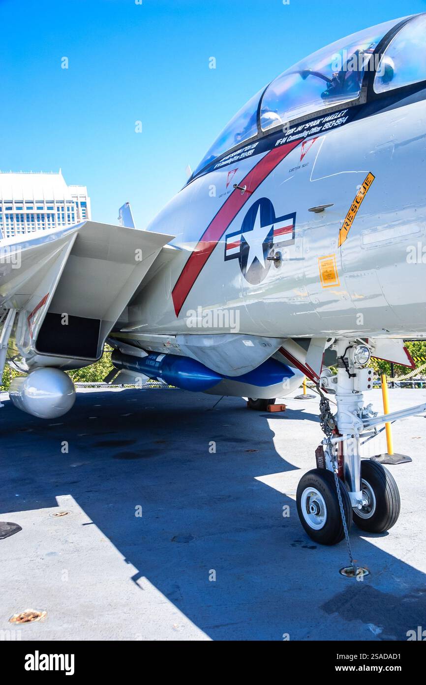 Un jet da combattimento con una stella rossa sul lato. L'aereo è parcheggiato su una pista Foto Stock