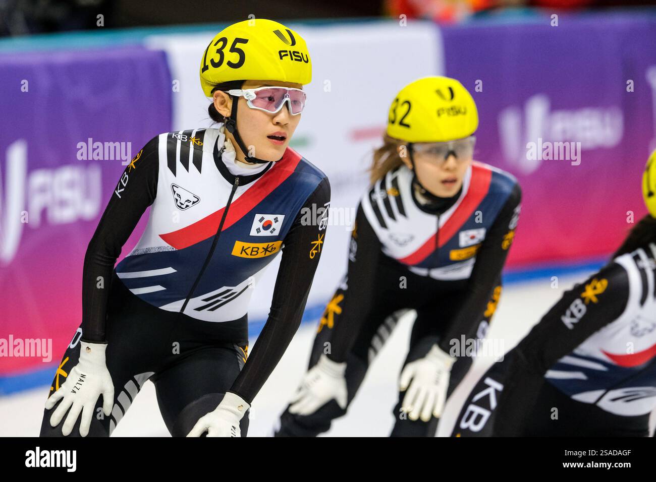 Whimin Seo (KOR) (L) visto durante lo Short Track Speed Skating, 1500m Final A femminile ai Giochi FISU 2025 World University Games Winter di Torino. Foto Stock