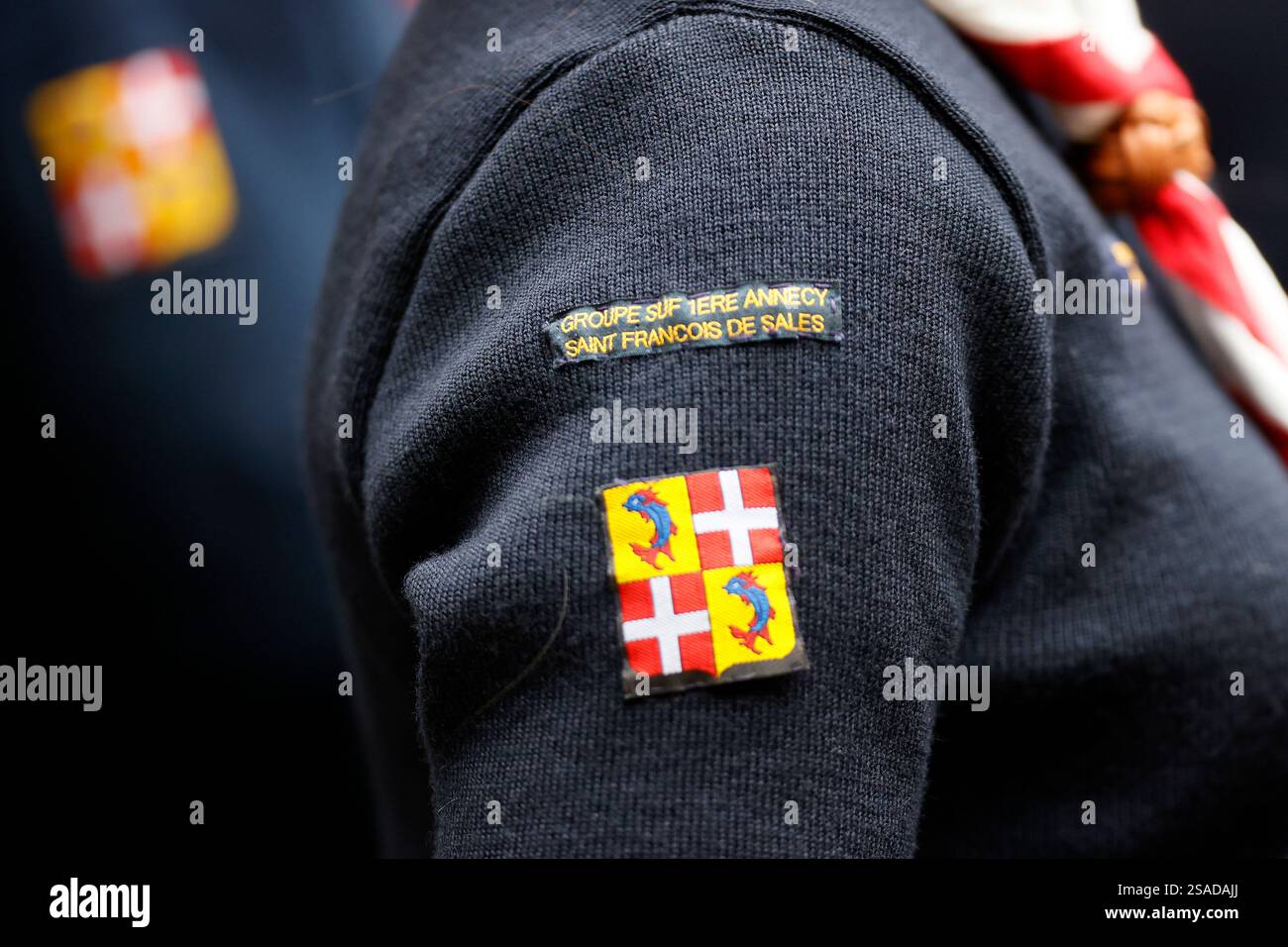 Messa cattolica. Uniforme da scout. Dettagli. La Roche sur Foron... Francia. Foto Stock