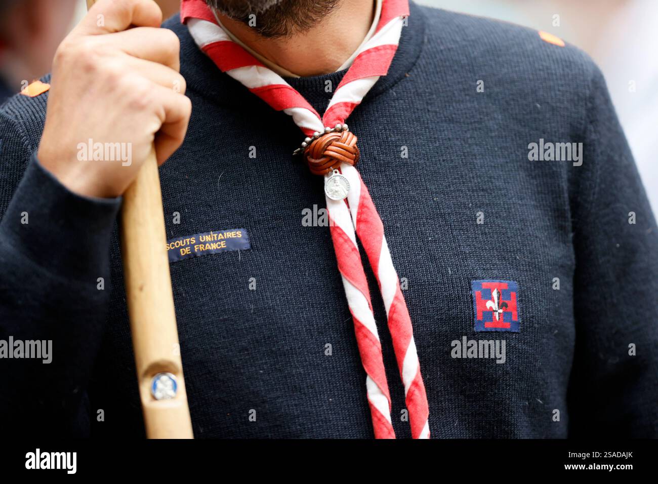 Messa cattolica. Uniforme da scout. Dettagli. La Roche sur Foron... Francia. Foto Stock