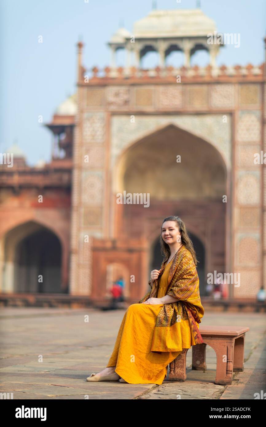 Bella donna che si gode una vacanza in India visitando l'attrazione della tomba di Sikandra Akbar ad Agra Foto Stock