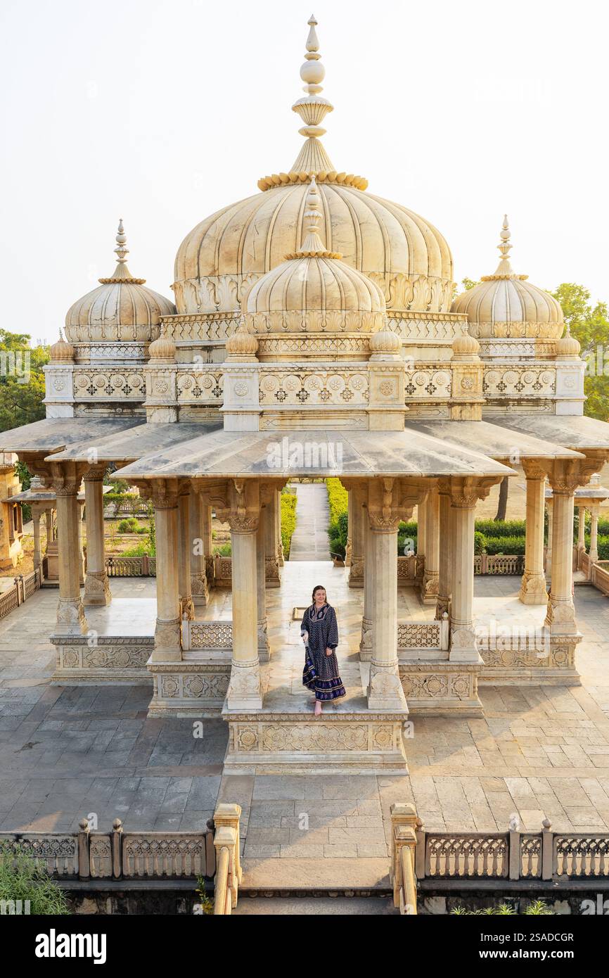 Bella donna che si gode una vacanza in India visitando il complesso Maharani Ki Chhatri a Jaipur Foto Stock