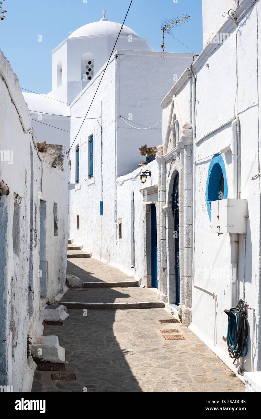 Stradine strette e edifici pareti dai classici colori greci bianco e blu nel villaggio di Plaka. Isola di Milos, Grecia. Foto Stock