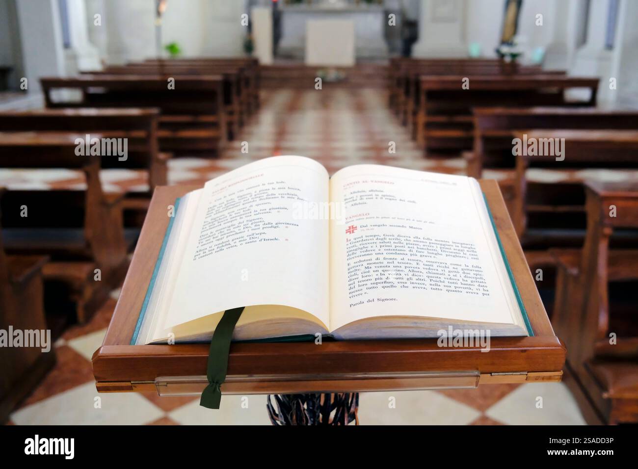 Apri la bibbia in una chiesa cattolica. Testo sacro. Treviso. Italia. Foto Stock