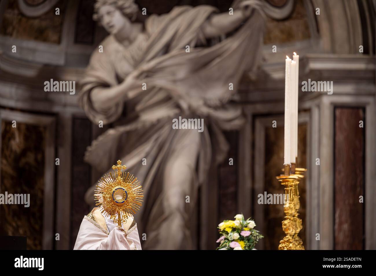 Papa Francesco conduce una preghiera per la Pace nella basilica di San Pietro in Vaticano il 27 ottobre 2023. Foto Stock