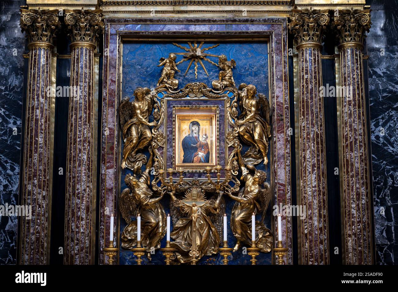 Il Santo Rosario recitato nella Cappella di Maria Salus Populi Romani nella Basilica Papale di Santa Maria maggiore,. 8 giugno 2024, a Roma. Foto Stock