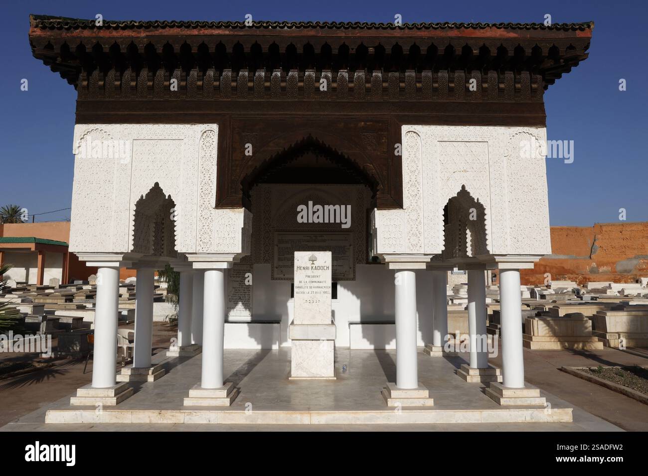 Tomba del leader della comunità con padiglione commemorativo nel cimitero ebraico di Miaara, Marrakech, Marocco Foto Stock