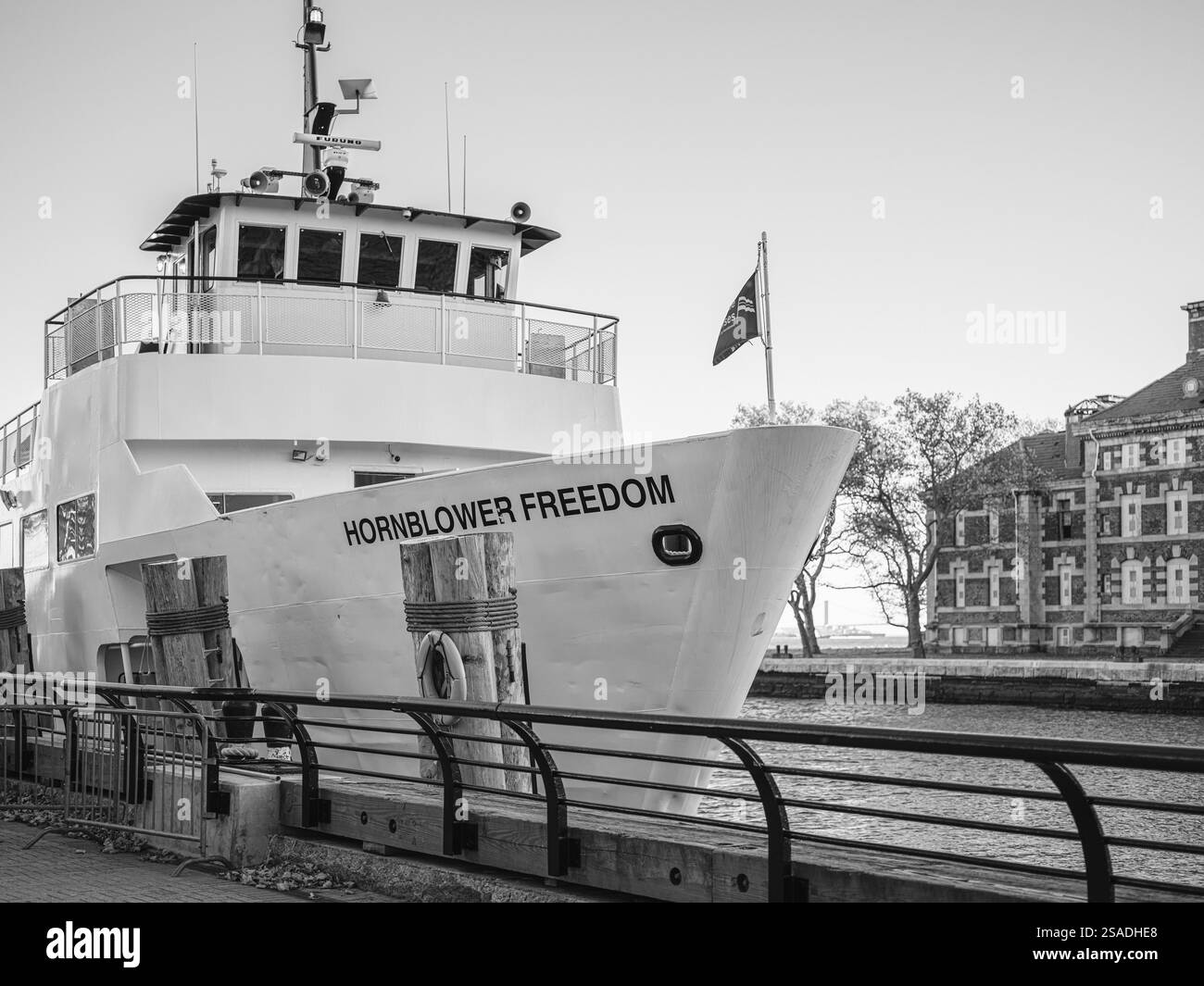 Il traghetto Hornblower Freedom attraccato al Liberty State Park, pronto per viaggiare da Ellis Island a Liberty Island e tornare nel New Jersey. Foto Stock
