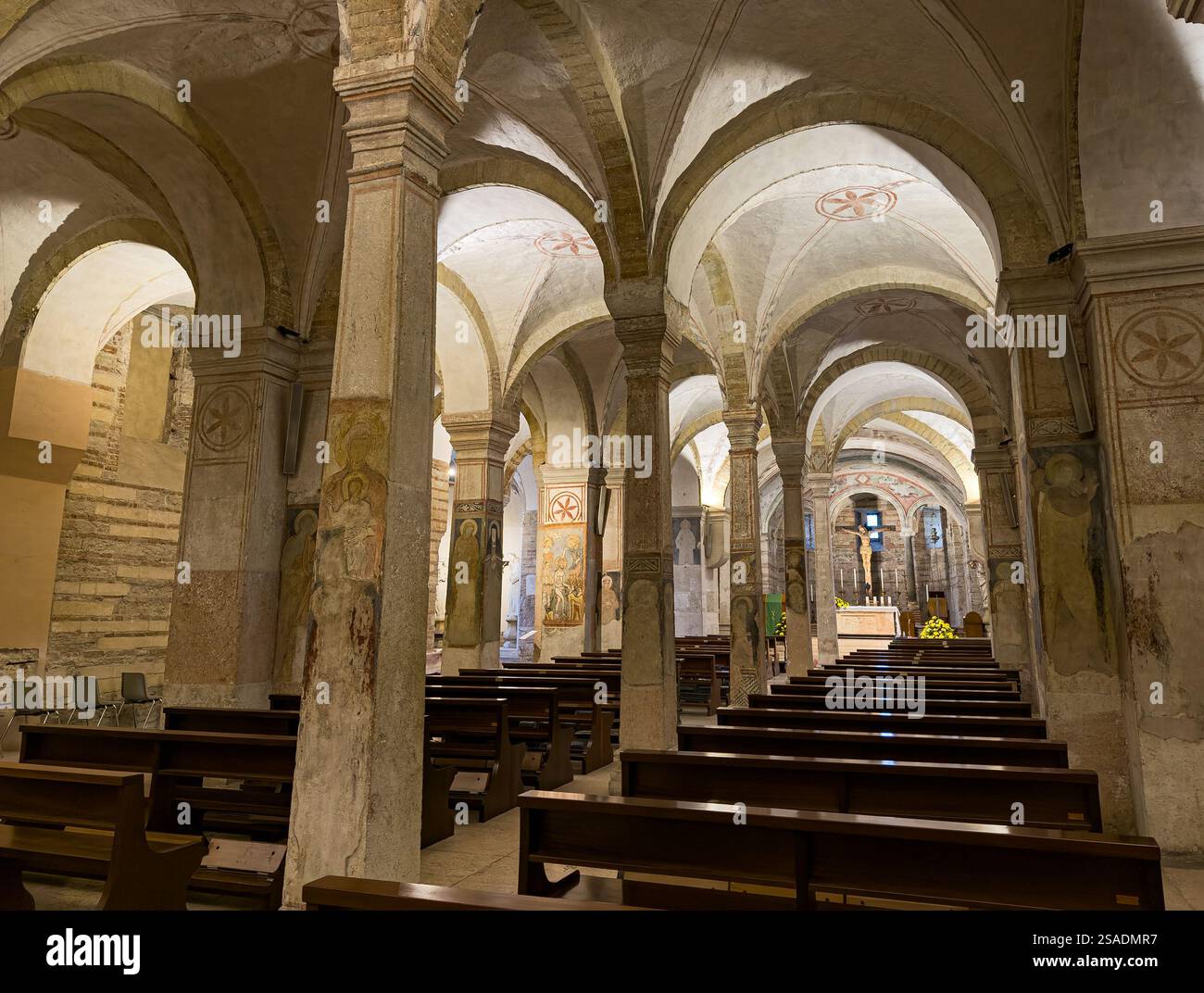 VERONA, ITALIA - 28 OTTOBRE 2024: Cattedrale di San fermo maggiore, interno della chiesa inferiore con colonne Foto Stock