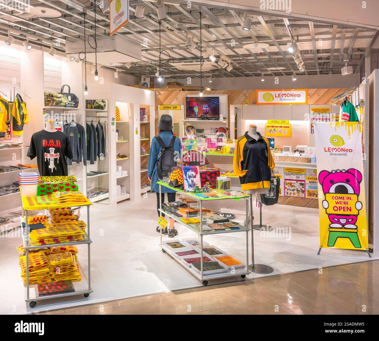 harajuku, tokyo - 10 maggio 2024: Gli interni del negozio LEMONeD Harajuku mostrano il marchio creato dal musicista giapponese HIDE. Foto Stock