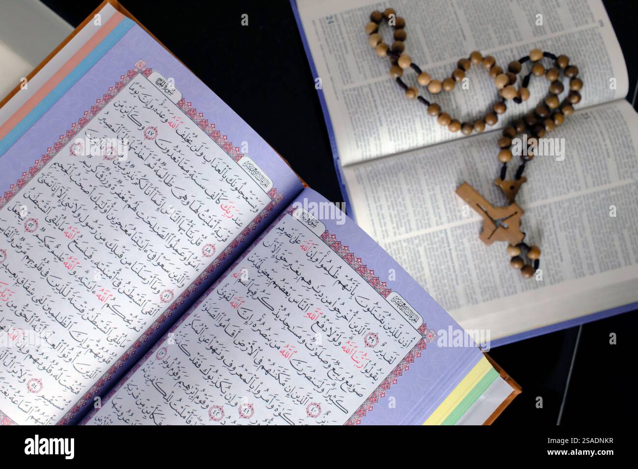 Simboli religiosi : Corano e Bibbia. Concetto di dialogo interreligioso o interreligioso. Cattolico e islam. Foto Stock