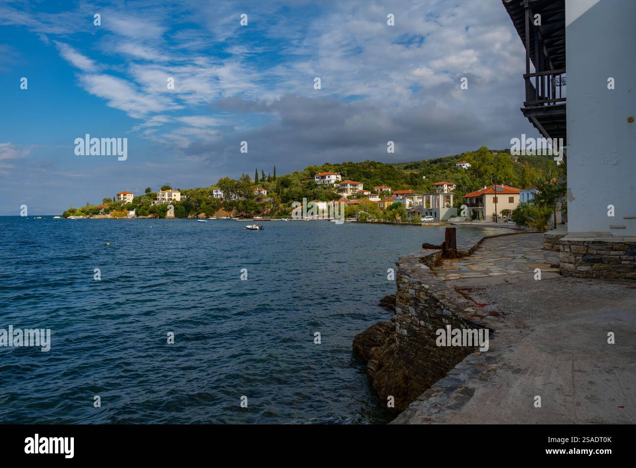 Il lungomare e la passeggiata nel villaggio al largo di Chorto sul lato occidentale della penisola del Pilio in Grecia Foto Stock