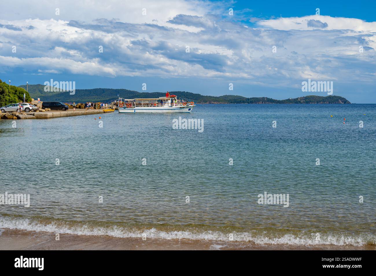 Il traghetto turistico vanta a Katigiorgis, sulla costa orientale della penisola del Pilio in Grecia Foto Stock