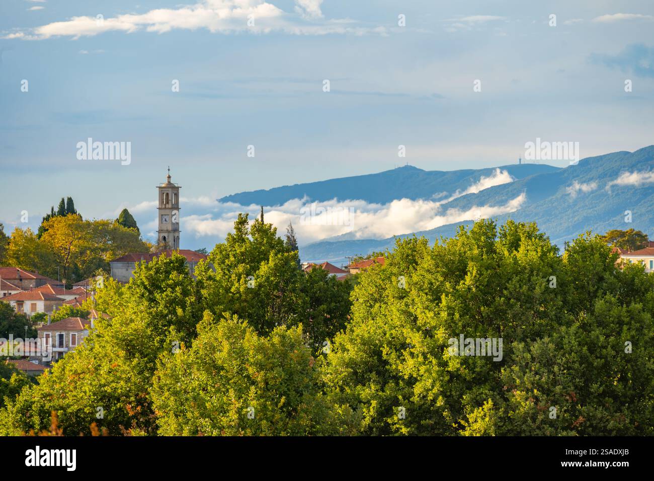 Il villaggio di Lavkos con le colline del monte Pelion alle spalle Foto Stock