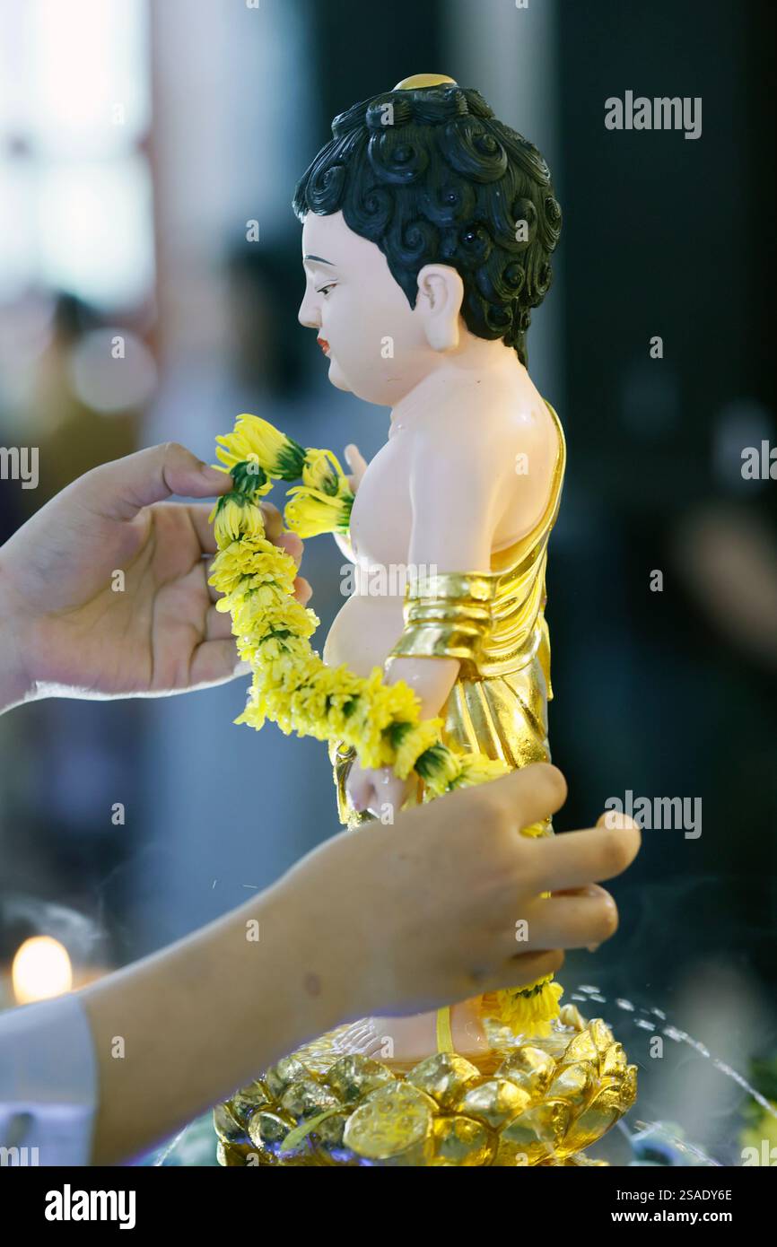 Pagoda buddista Thien Truc. Vesak giorno per onorare la nascita, l'illuminazione e la morte di Buddha più di 2.000 anni fa. BAC Lieu. Vietnam. . Foto Stock