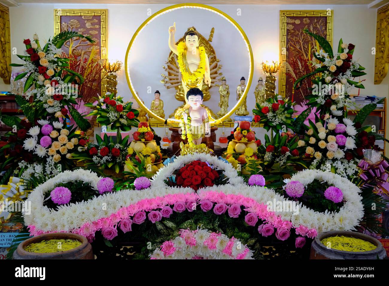 Pagoda buddista Thien Truc. Vesak giorno per onorare la nascita, l'illuminazione e la morte di Buddha più di 2.000 anni fa. BAC Lieu. Vietnam. . Foto Stock