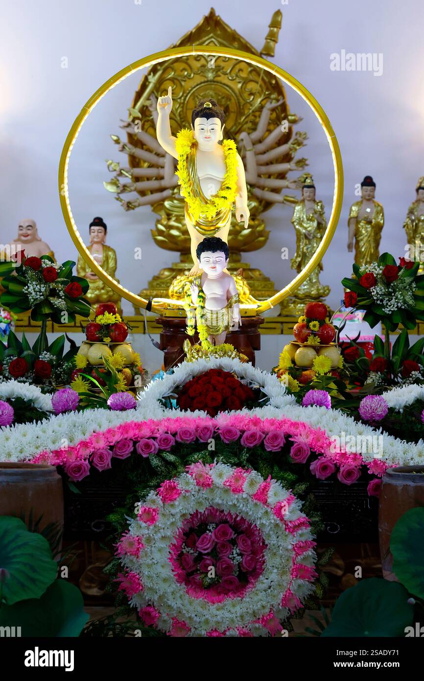 Pagoda buddista Thien Truc. Vesak giorno per onorare la nascita, l'illuminazione e la morte di Buddha più di 2.000 anni fa. BAC Lieu. Vietnam. . Foto Stock