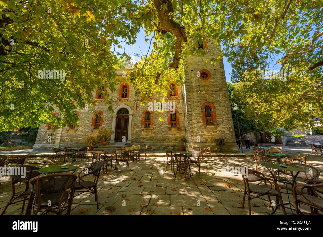 Chiesa accanto al vecchio platano con una pretesa di avere 1000 anni nella piazza del villaggio di Agia Paraskevi, Tsagarada, Pilio, Grecia Foto Stock