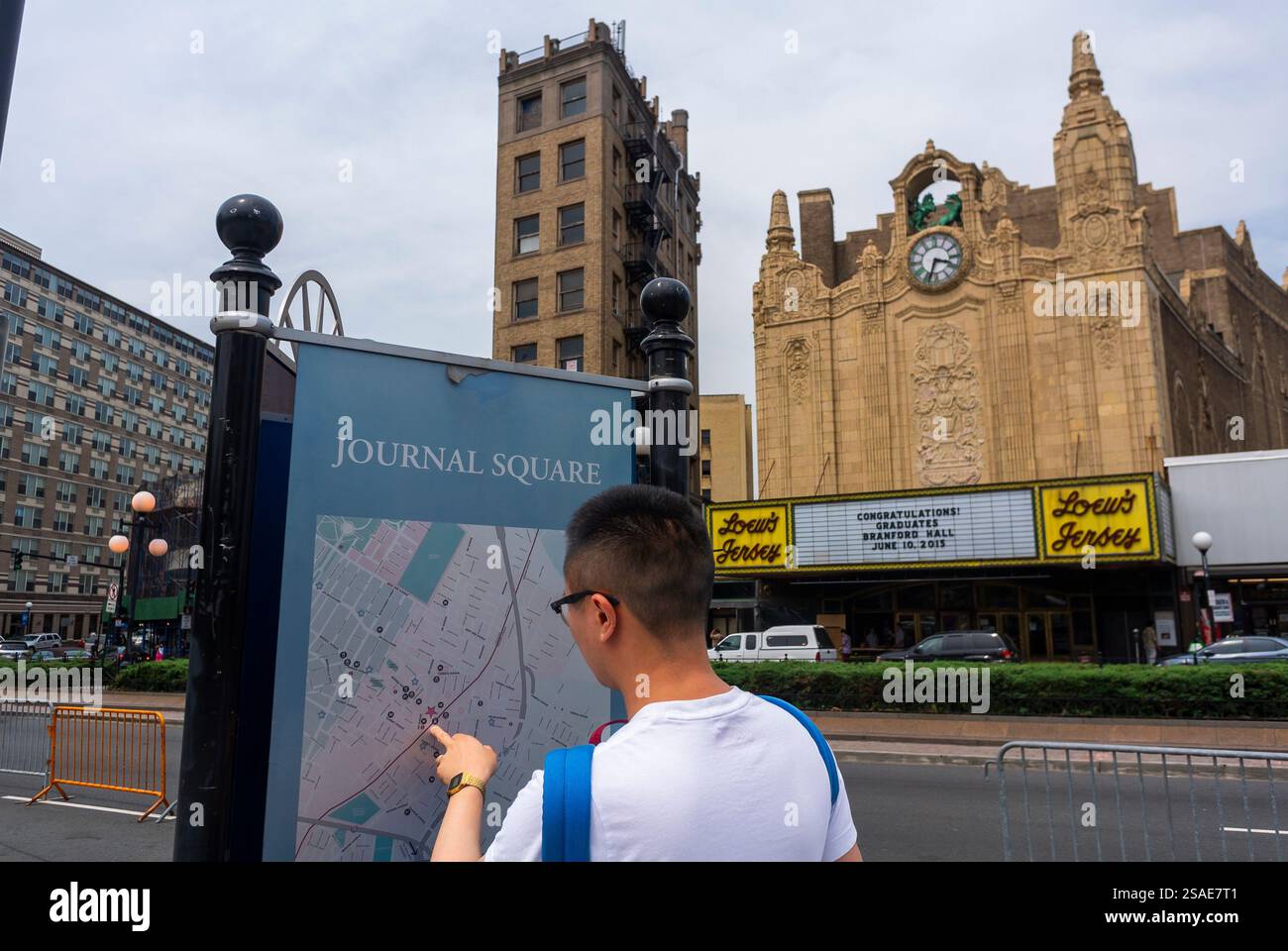Jersey City, New Jersey, Stati Uniti, Mappa della lettura dell'uomo cinese, Scene di strada, monumenti storici, architettura vintage, Vecchio cinema, Loew's Jersey » Foto Stock