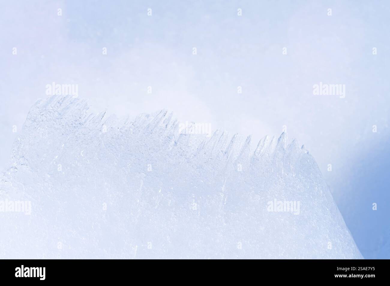 Strato di ghiaccio e neve dopo fusione e congelamento Foto Stock