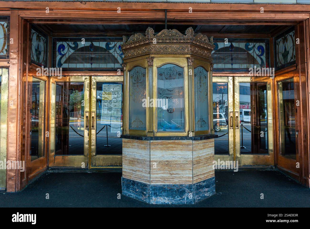 Jersey City, New Jersey, Stati Uniti, Scene, monumenti storici, vintage Architecture, Old Movie Theater, "Loews Jersey" Detail, Chandelier, Foto Stock