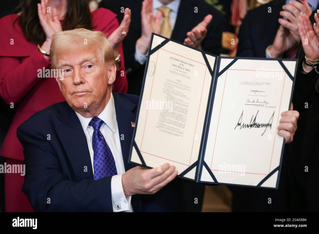 Il presidente degli Stati Uniti Donald Trump mantiene il disegno di legge firmato durante un evento nella East Room della Casa Bianca il 29 gennaio 2025 a Washington, DC il Laken Riley Act è il primo disegno di legge firmato dal presidente Trump nella sua nuova amministrazione. Prende il nome da uno studente infermieristico della Georgia ucciso e richiederebbe la detenzione di immigrati non autorizzati accusati di furto e crimini violenti. Credito: Samuel Corum/Pool tramite CNP Foto Stock