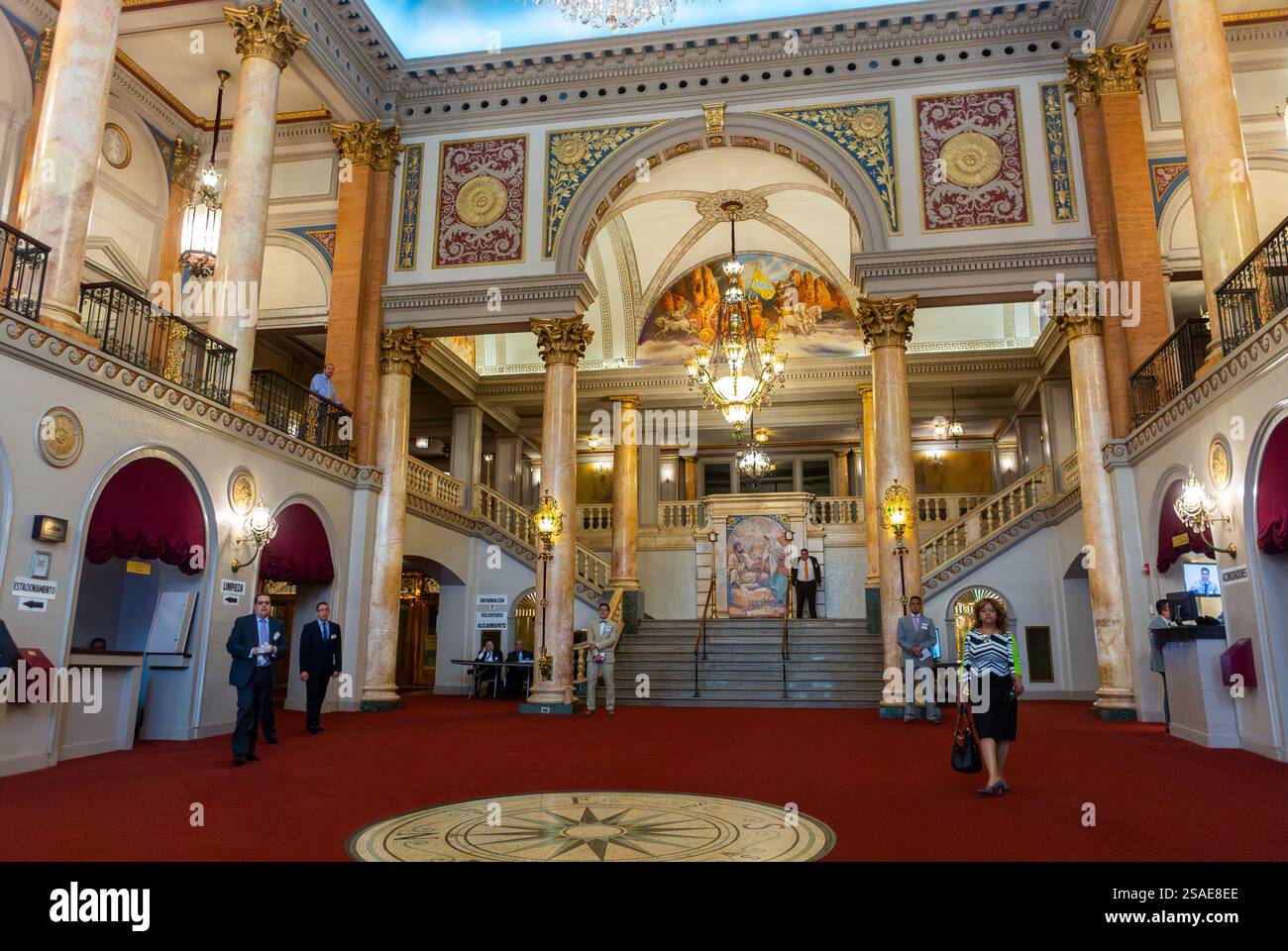 Jersey City, New Jersey, Stati Uniti, grandangolo, Scene, monumenti storici, architettura d'epoca, vecchio cinema, dettaglio "Loews Jersey", Chandelier, hall Foto Stock