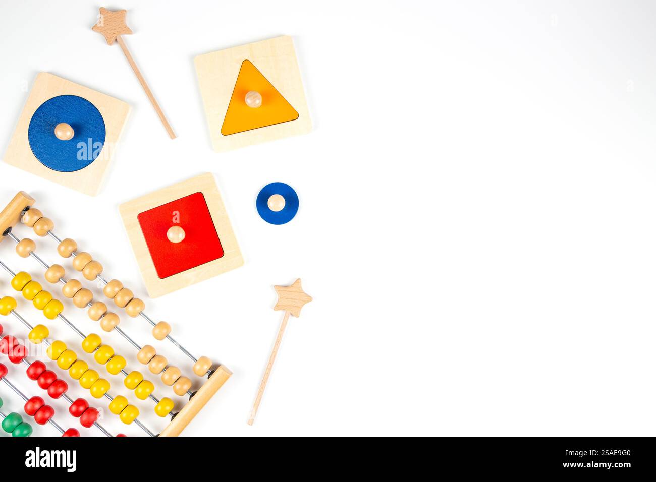 Giocattoli per bambini per giocare a casa o all'asilo. Giocattoli educativi, giocattoli sensoriali tattili per bambini su sfondo bianco. Vista dall'alto, struttura piatta Foto Stock