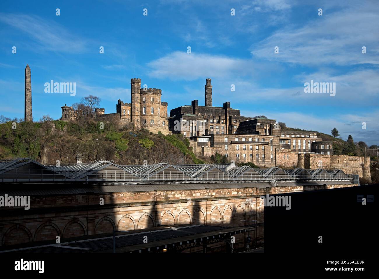 La vista attraverso la stazione di Waverley verso lo Scottish Office Building e vari monumenti su Calton Hill, Edimburgo, Scozia, Regno Unito. Foto Stock