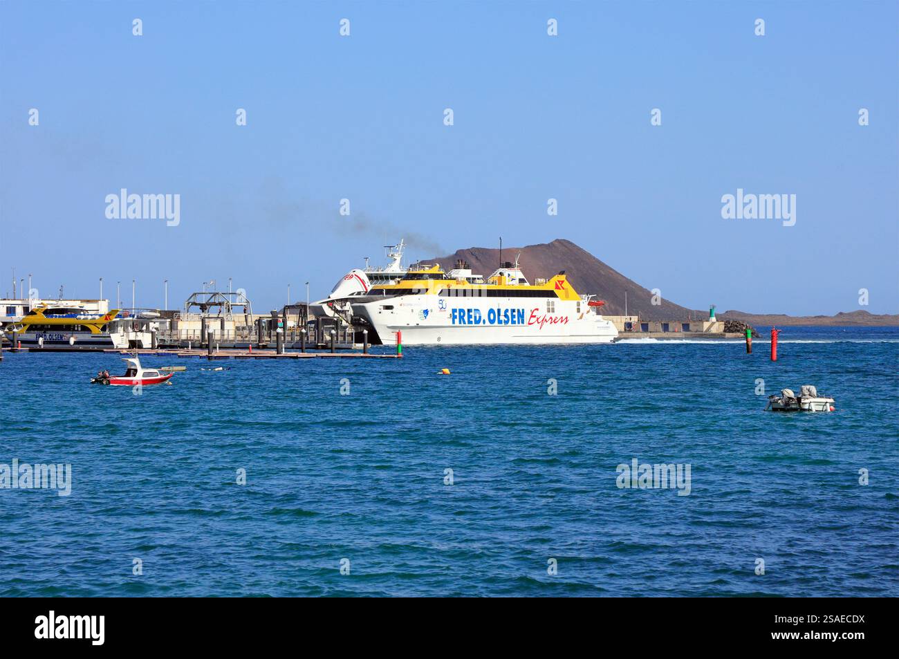 Traghetto Fred Olsen Bocayana Express al porto di Corralejo, Fuerteventura - Lanzarote, Isole Canarie, Spagna, Europa, UE. Fatto nel novembre 2024 Foto Stock