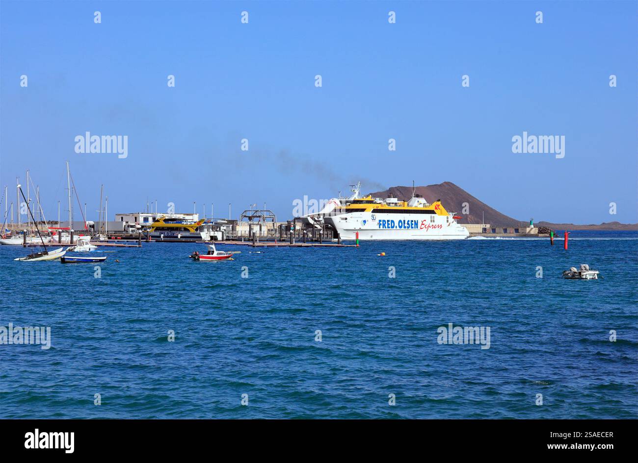 Traghetto Fred Olsen Bocayana Express al porto di Corralejo, Fuerteventura - Lanzarote, Isole Canarie, Spagna, Europa, UE. Fatto nel novembre 2024 Foto Stock