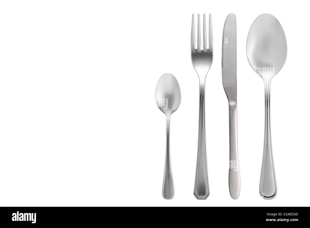 Set di posate in acciaio inox. Cucchiaio, coltello, forchetta, cucchiaino isolato su bianco con percorso di ritaglio incluso Foto Stock