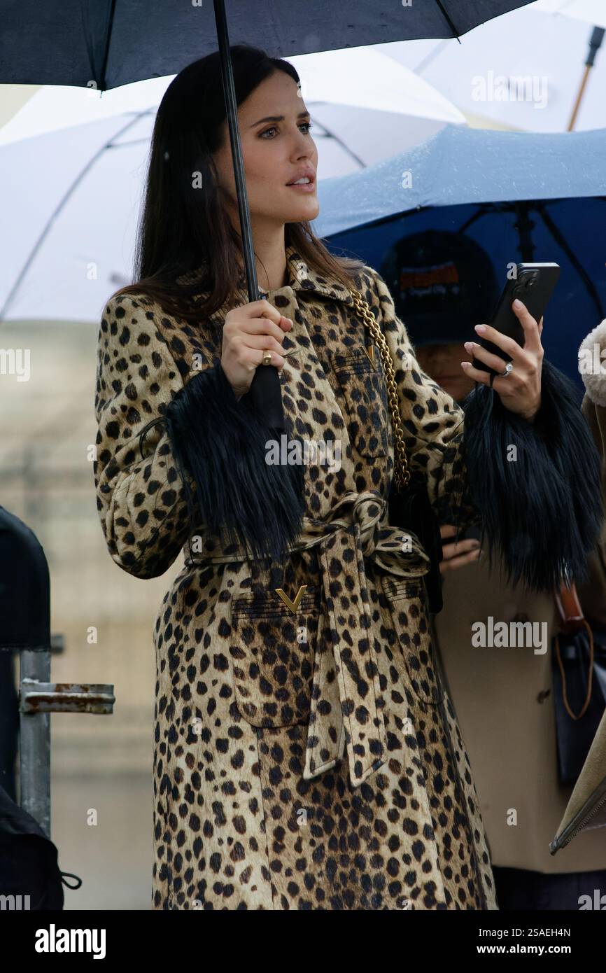 Malgré une pluie battante les invités sont venus nombreux au défilé Valentino , parmi les stars Nick et Susie Cave et T.. Lennox ont été très acclamé Foto Stock