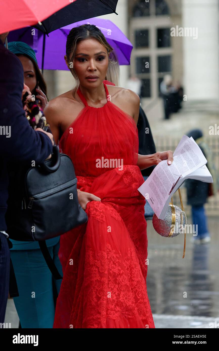 Malgré une pluie battante les invités sont venus nombreux au défilé Valentino , parmi les stars Nick et Susie Cave et T.. Lennox ont été très acclamé Foto Stock