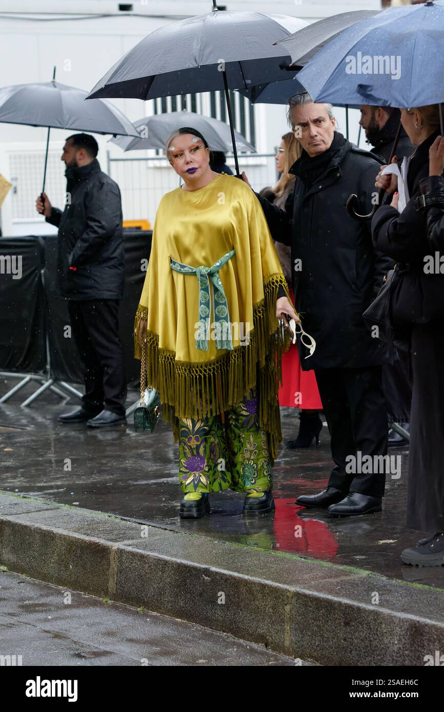 Malgré une pluie battante les invités sont venus nombreux au défilé Valentino , parmi les stars Nick et Susie Cave et T.. Lennox ont été très acclamé Foto Stock