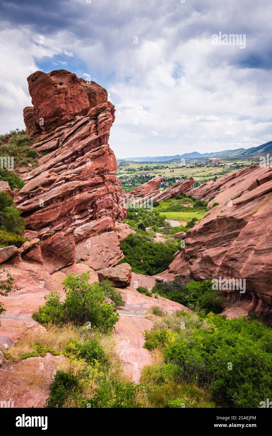 Il Trading Post Trail presso il Red Rocks Park è uno dei percorsi escursionistici più popolari dei Denver Mountain Parks. Foto Stock