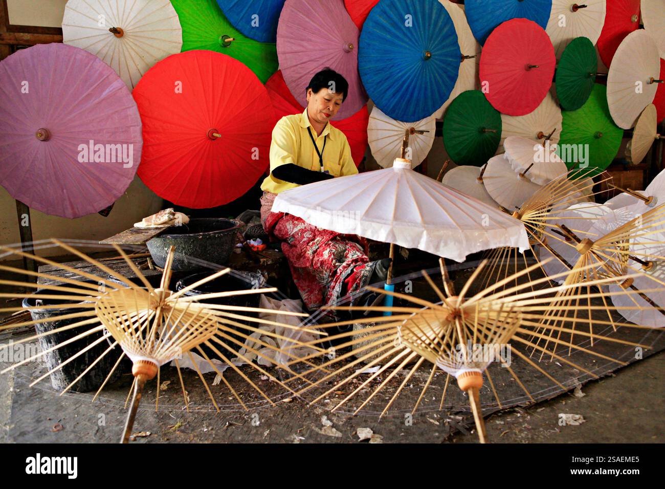 Ombrello di carta fatto a mano nel centro di artigianato di bo, quartiere di San Kamphaeng, Chiang mai, Thailandia Foto Stock Ombrello di carta fatto a mano nel centro di artigianato di bo, quartiere di San Kamphaeng, Chiang mai, Thailandia Foto Stock