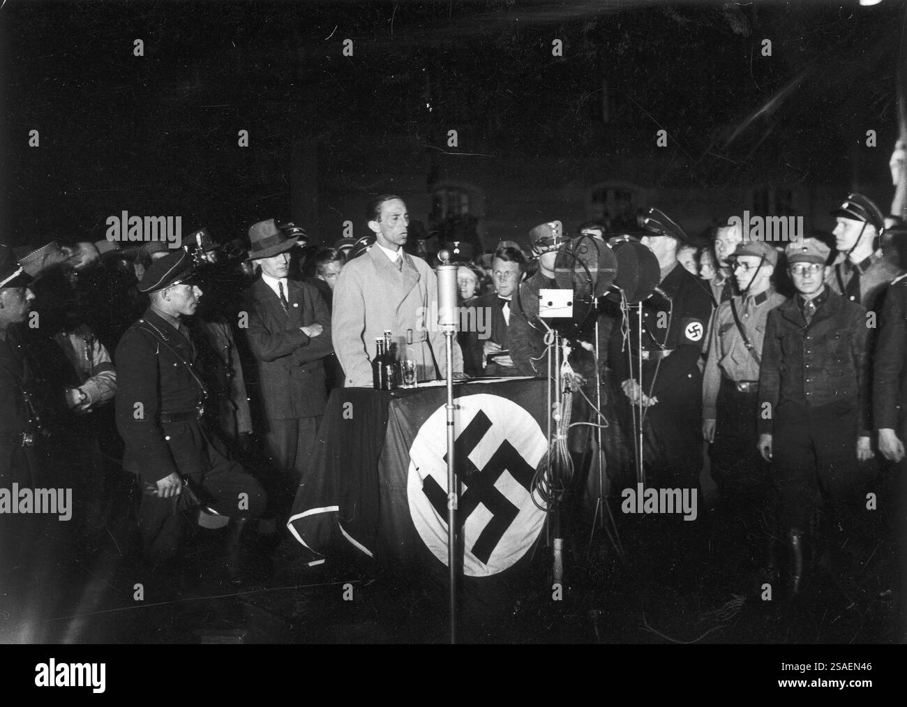 Il ministro della Propaganda del Reich Joseph Goebbels tiene un discorso in un leggio decorato con una bandiera di svastica prima dell'azione di bruciare i libri sulla piazza dell'Opera. Maggio 1933 Foto Stock