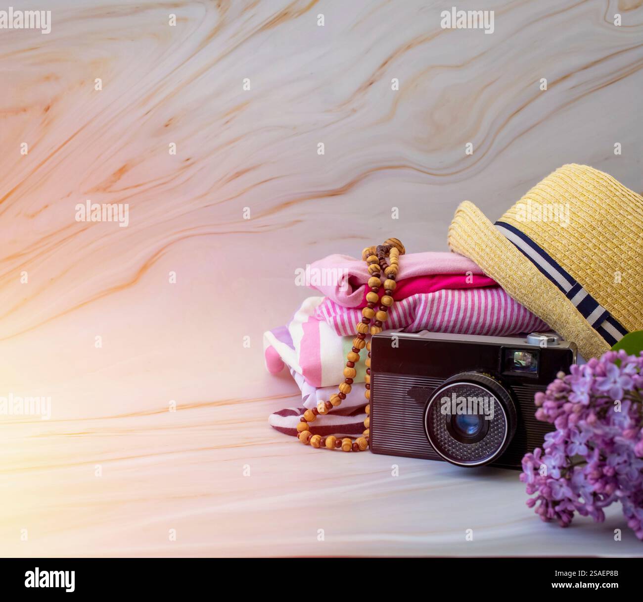 Andare in vacanza e viaggiare. Abiti per le vacanze estive, macchina fotografica e cappello. Concetto di preparazione del viaggio. Foto Stock