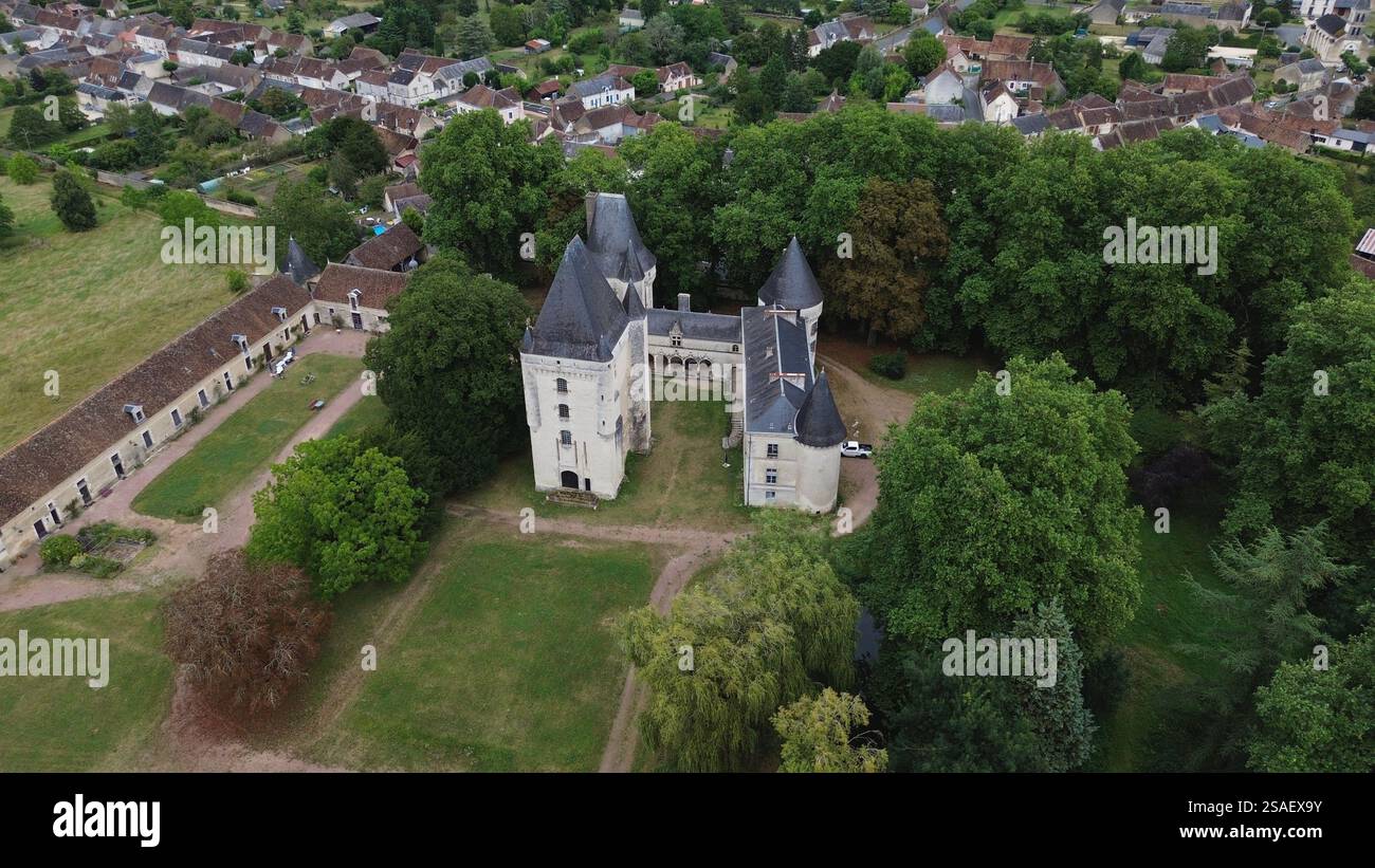 Riprese aeree con drone dello Château d'Argy Argy Francia magnifico castello rinascimentale con eleganti torri difensive e intricati lavori in pietra Foto Stock